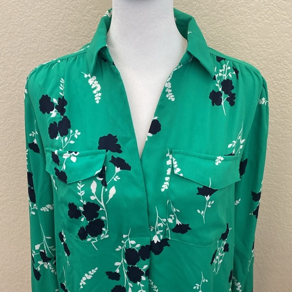Ann Taylor Green Floral Blouse. Navy and white pattern. Size S. Collared, v-neck - Picture 4 of 12